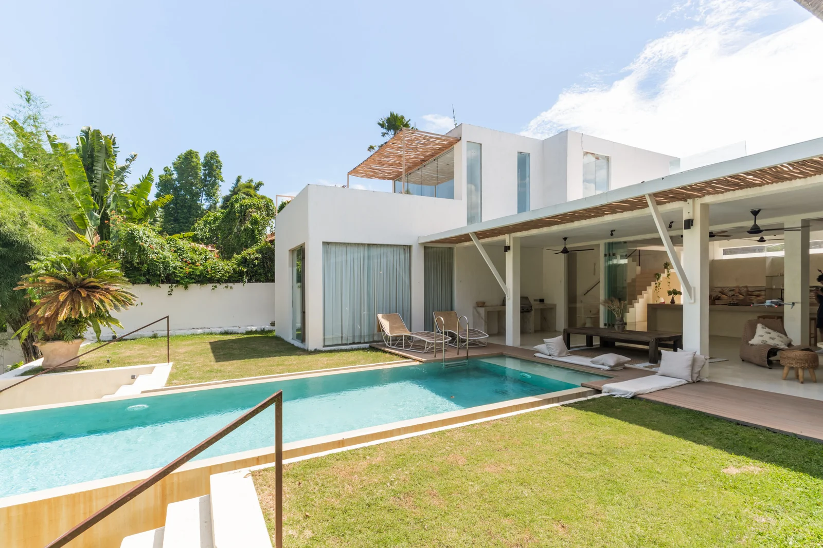 2 MINUTES DRIVE TO BEACH 3 BEDROOM VILLA FOR SALE FREEHOLD IN PERERENAN BE-2017 